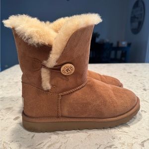 UGG Girls Bailey Button Boot in Chestnut size 4